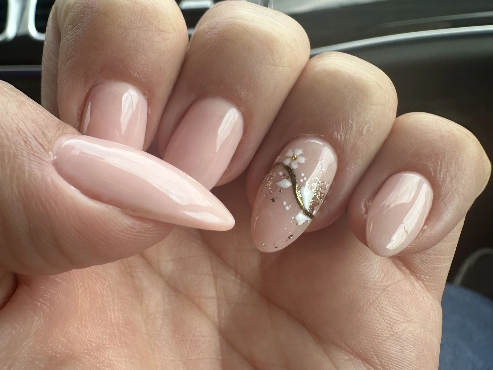 Blush nails with delicate accent art